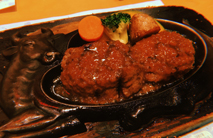 飲食店、スーパー、100円ショップが近くて生活しやすい!