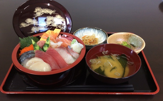 お楽しみ特典の地元食材を使った海鮮丼！