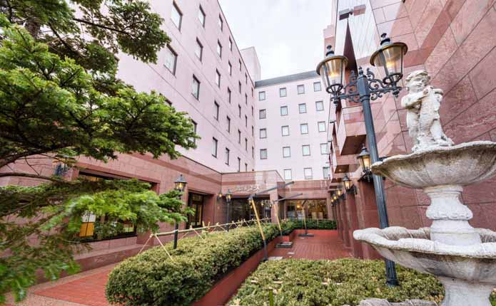 宿泊する「ホテルエース」の外観