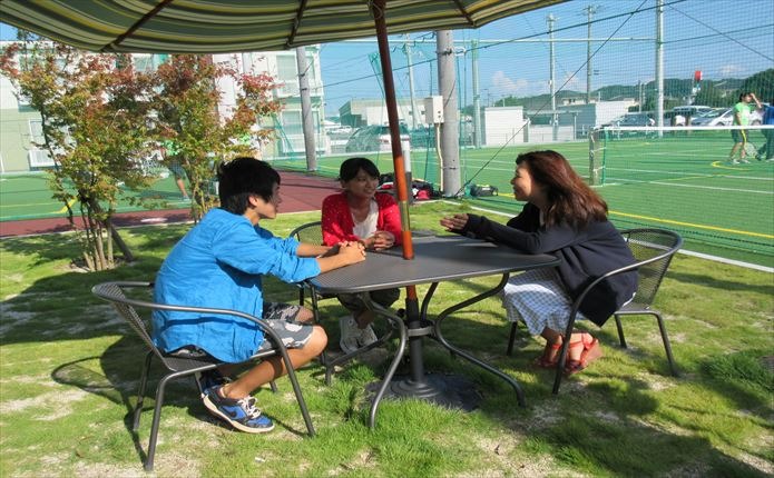 女性宿舎オーシャンクラブハウス前庭の休憩スペース