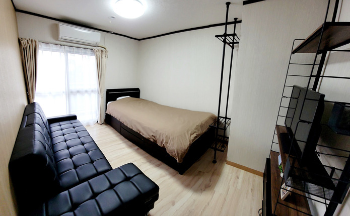 シックで落ち着いた雰囲気の男性宿舎シングルルーム