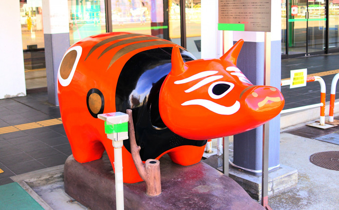 JR会津若松駅前にある赤ベコ