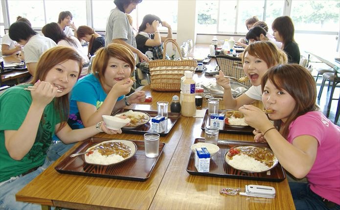 学校食堂。食事はおいしいと好評！