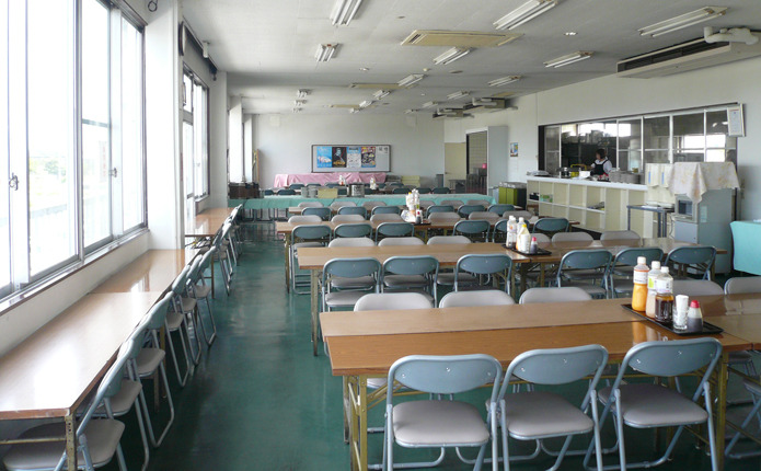 友部自動車学校の広々とした食堂