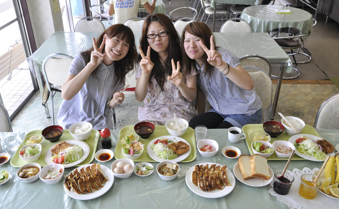 みんなで楽しい食事タイム