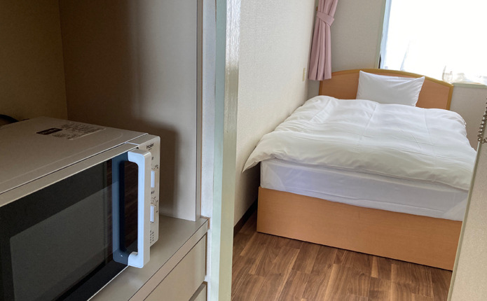 エスト岡本のシングルルームと電子レンジ