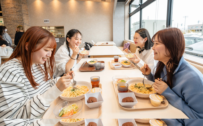 新宿舎「レディ・フラッツ」の新しい食堂