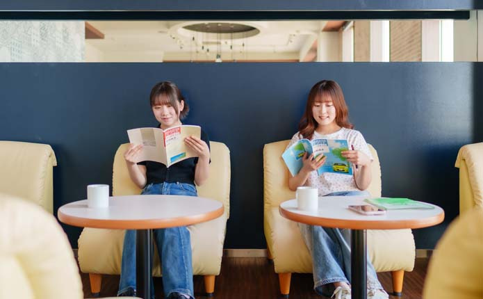 教習の合間はカフェラウンジでリラックス