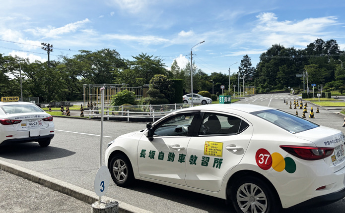 長坂自動車教習所の教習車とコース
