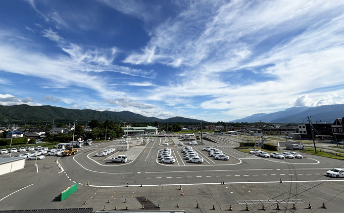 信州伊那自動車教習所の広々とした教習コース