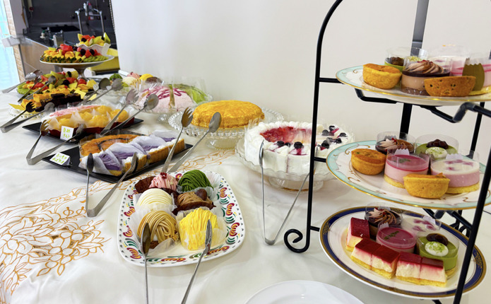 特典の豪華ケーキバイキング(色とりどりのスイーツ)