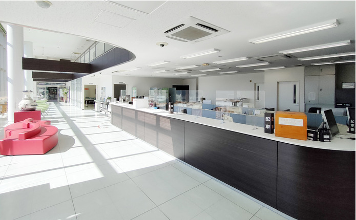 キレイで開放感のある教習所受付