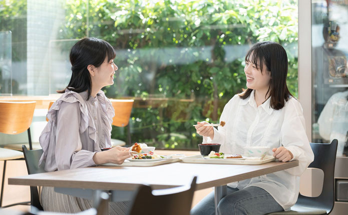 綜合自動車学校での楽しい休憩時間!友達との食事でリフレッシュ