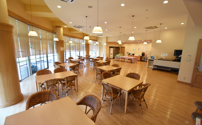 明るく開放的なC-Remixの食堂