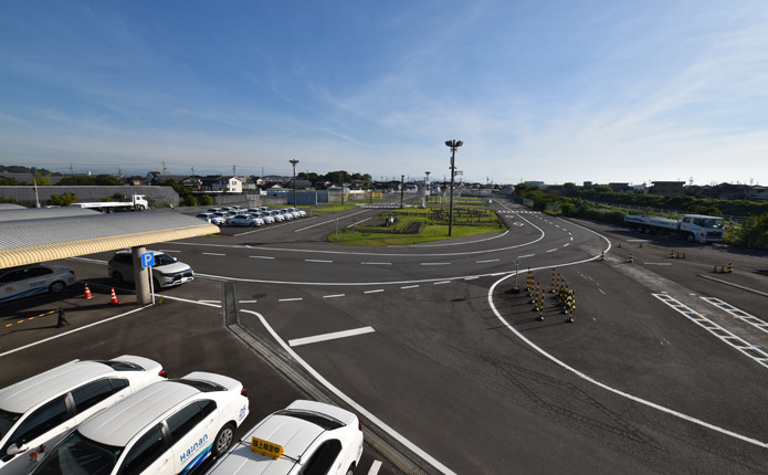 広々とした教習コースで安心の運転練習