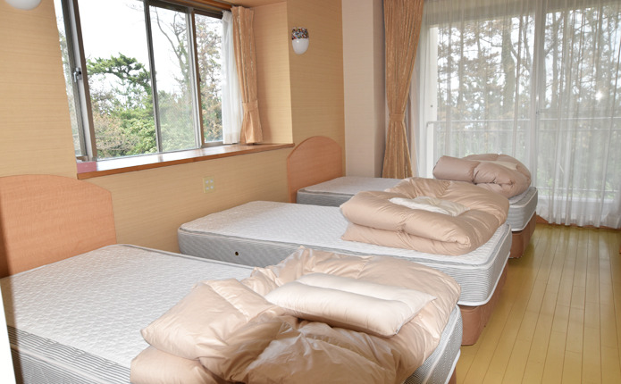 明るく広々としたC-Remixの3人部屋