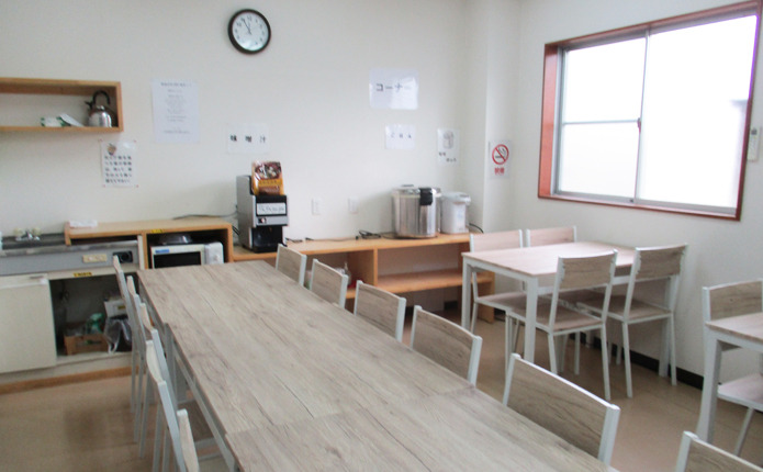広々とした食堂でリラックス｜はいなん自動車学校サンライズ寮