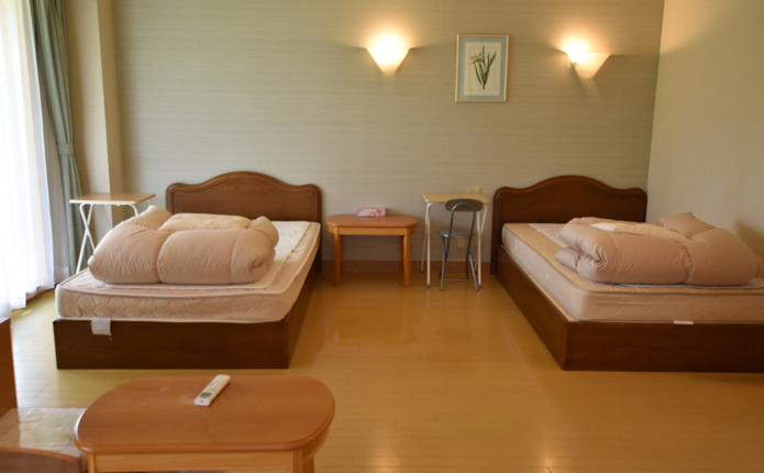 落ち着いたツインベッドルーム｜C-Remix寮で快適な滞在を