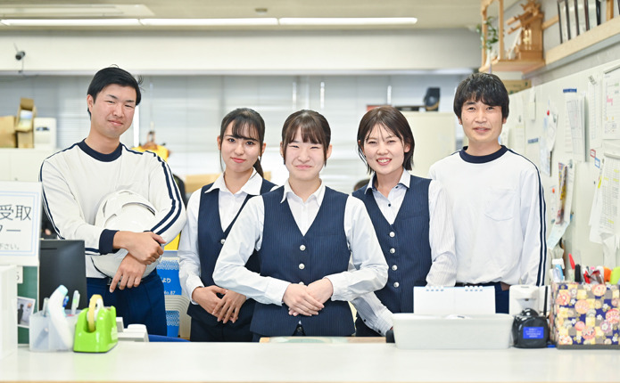 笑顔でお迎えするスタッフ｜はいなん自動車学校のフレンドリーなサポート