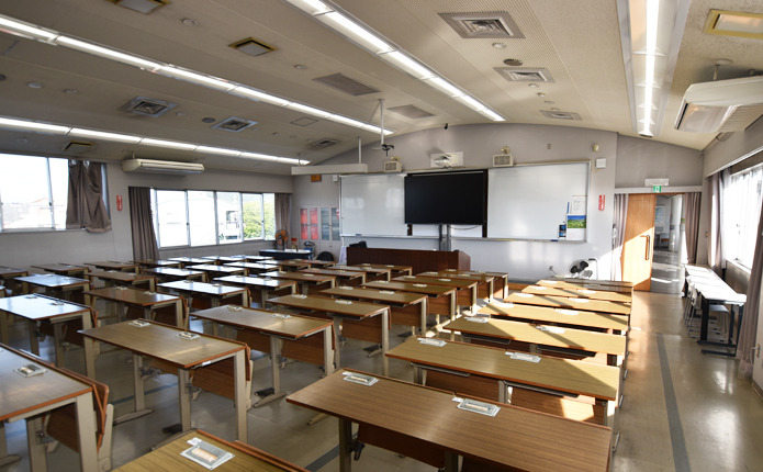 快適な学習環境｜はいなん自動車学校の広々とした教室