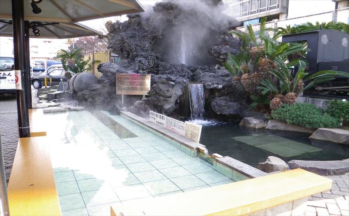 熱海駅前の足湯