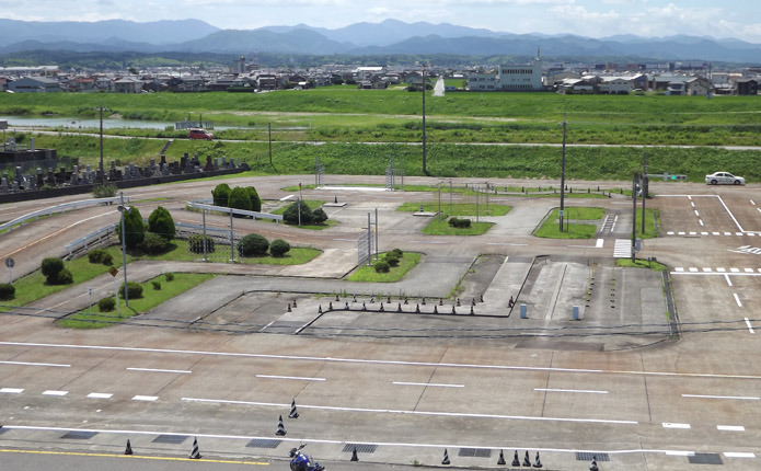 広々とした教習コースで運転技術を習得