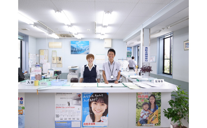 明るい雰囲気の受付　「ご入校お待ちしてます！」