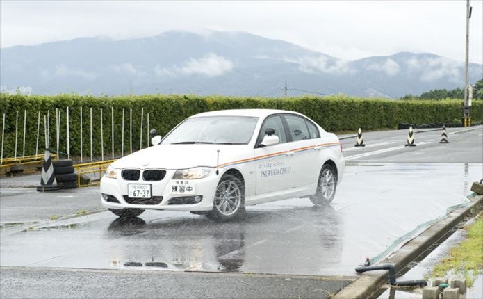 スリップ体験ができるスキッドコースがあります