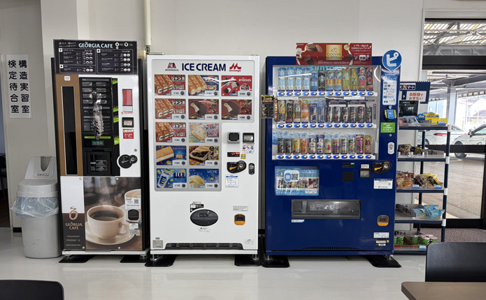 校内にはドリンクやコーヒー、アイスの自動販売機を設置