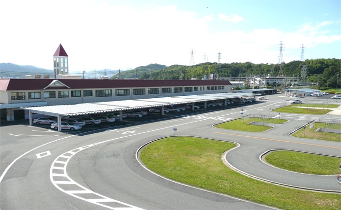 広大な敷地と校舎もコースもでかい！