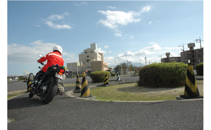 日本海を望む教習コース。路上教習は海沿いを走ります