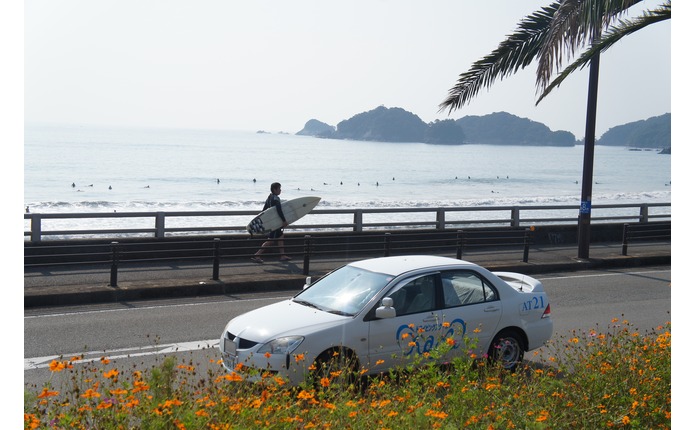 海辺を走る路上教習