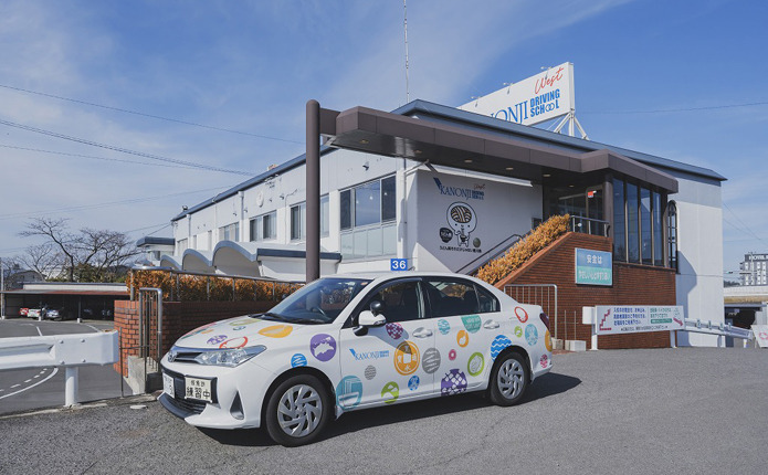 WEST校の校舎と教習車