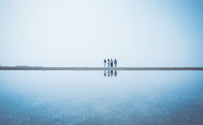 写真に残したくなる、鏡のような海辺