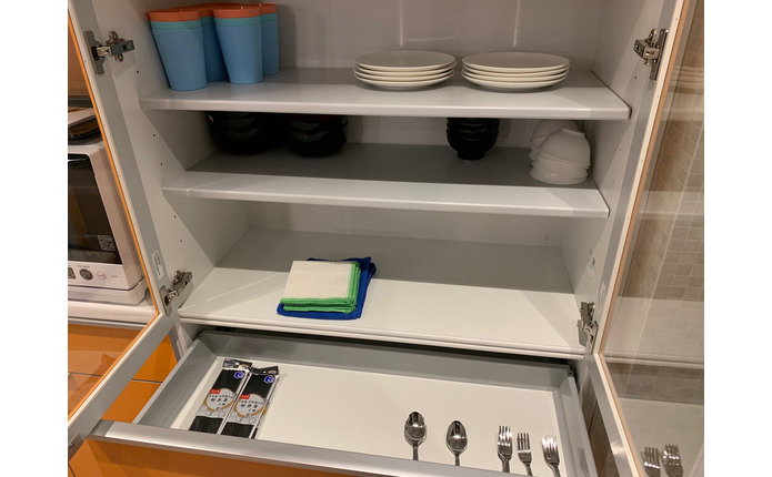 食器や備品がそろった、宿舎のキッチン収納