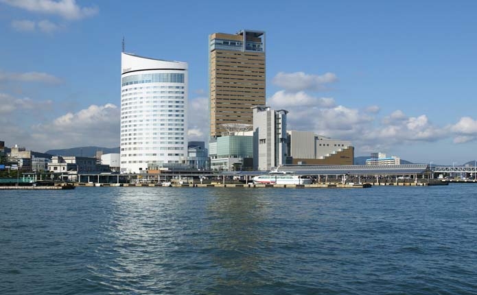 高松駅前のサンポート高松