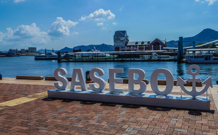 佐世保港を背景に輝く「SASEBO」モニュメント