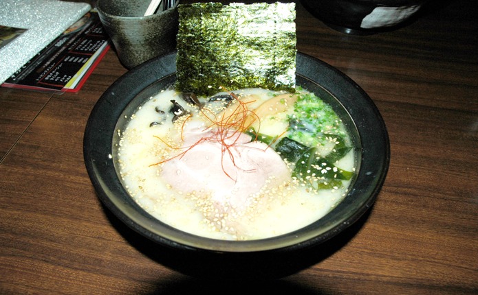 大衆中華酒家「ゴビィー」の白湯(パイタン)塩らーめん。