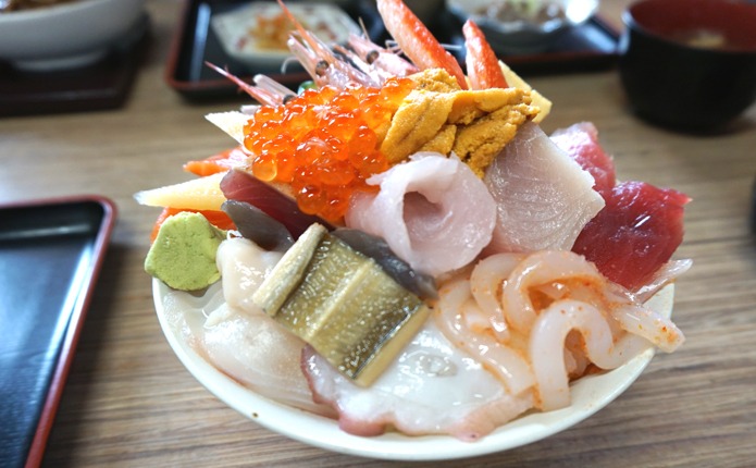 海鮮丼がすごい!(無料の自転車で約15分)