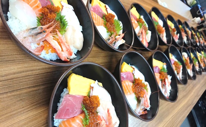 夕食の一例、海鮮丼!北海道の海鮮を堪能♪