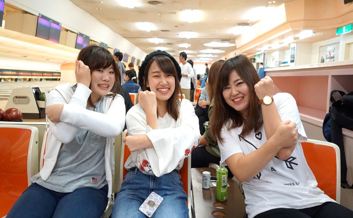 受付スタッフと一緒にボーリング!