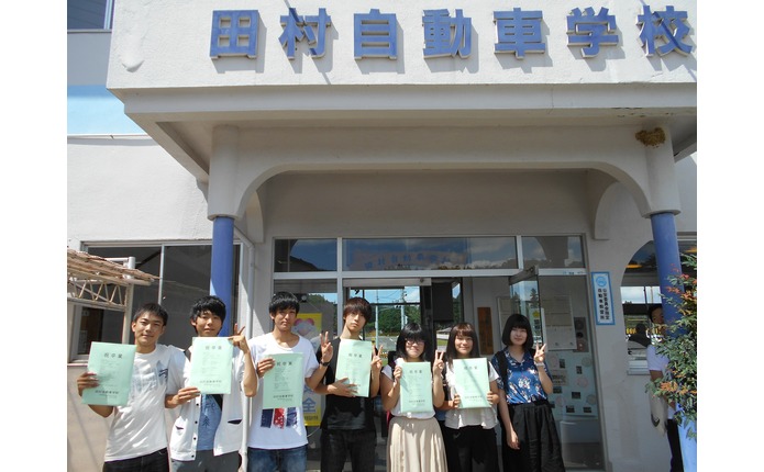 校舎前で卒業記念撮影!