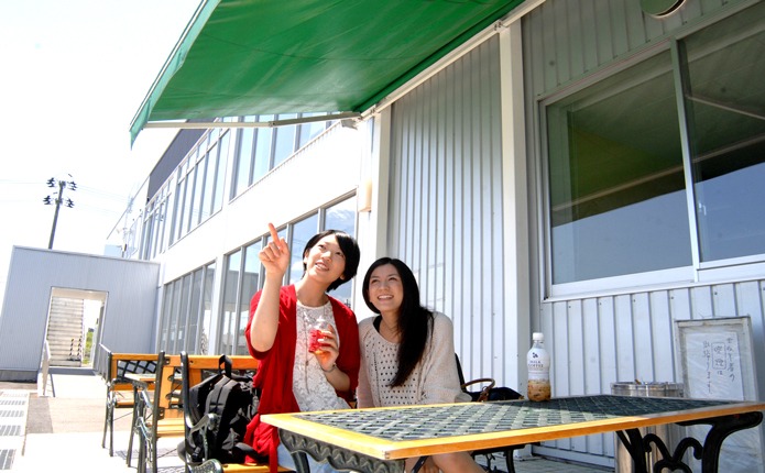 自動車学校の室外デッキで休憩!