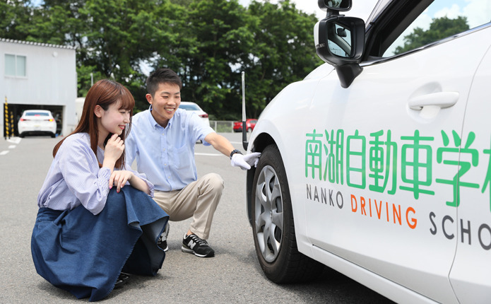 指導員と一緒に運転前のチェック