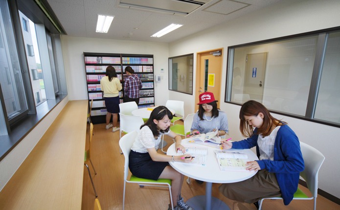 女性専用宿舎「バレーヌヒルズ」の談話室にコミックをご用意!