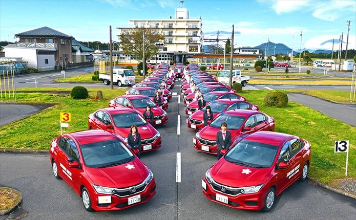 校舎をバックに全車集合