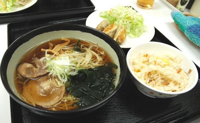 ボリュームたっぷり!校内食堂の昼食ランチ