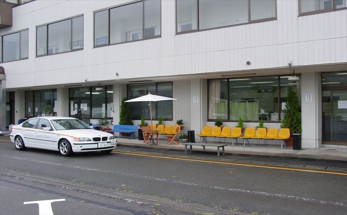 校舎前の待合スペースと教習車BMW
