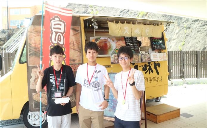 週1回移動販売の車がやって来ます。