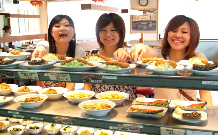 朝・夕食は学校直営の三川食堂で！